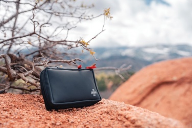 Logotrade Geschäftsgeschenke das Foto: Erste-Hilfe-Set in RCS recycelter Nubuk-PU Tasche