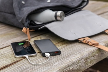 Logotrade meened pilt: Alumiiniumist 18 W 10 000 mAh PD Powerbank