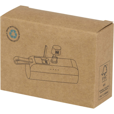 Logotrade mainoslahjat kuva: Alnair 5 000 mAh:n ja 10 W:n kierrätetystä muovista valmistettu Type-C-varavirtalähde, jossa sisäänrakennettu jalusta ja 2-in-1-kaapeli