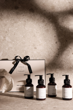 Logo trade mainostuotet tuotekuva: VINGA x TGL -vartalo- ja käsienhoitosetti