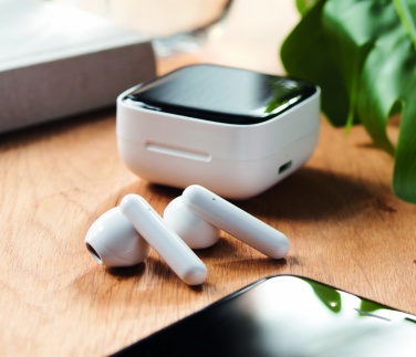 Logotrade firminės dovanos nuotrauka: TWS ausinės su saulės įkrovikliu