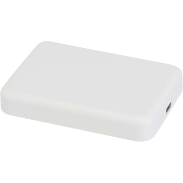 Logotrade biznesa dāvanas foto: Acrab 5000 mAh 15 W magnētiskā bezvadu pārnēsājamā uzlādes ierīce ar 20 W strāvas padevi - izgatavota no pārstrādātas plastmasas