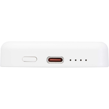 Logotrade ziemassvētku dāvanas foto: Acrab 5000 mAh 15 W magnētiskā bezvadu pārnēsājamā uzlādes ierīce ar 20 W strāvas padevi - izgatavota no pārstrādātas plastmasas