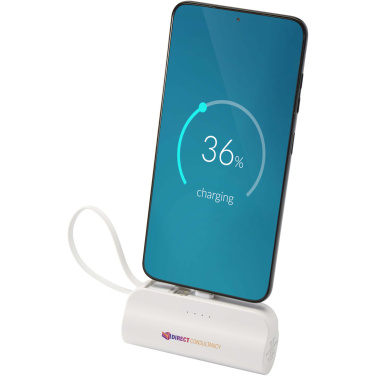 Logotrade ziemassvētku dāvanas foto: Alnair 5000 mAh 10W pārstrādātas plastmasas C tipa pārnēsājamais akumulators ar iebūvētu atlokāmu statīvu un 2-in-1 kabeli
