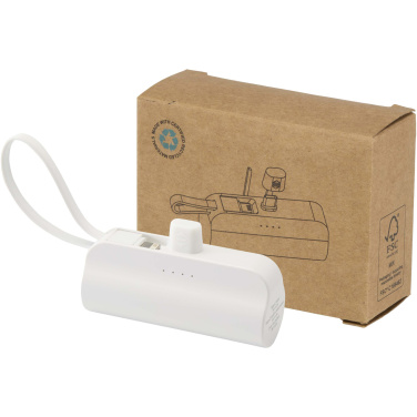 Logotrade logo dāvanas foto: Alnair 5000 mAh 10W pārstrādātas plastmasas C tipa pārnēsājamais akumulators ar iebūvētu atlokāmu statīvu un 2-in-1 kabeli