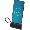 Alnair 5000 mAh 10W pārstrādātas plastmasas C tipa pārnēsājamais akumulators ar iebūvētu atlokāmu statīvu un 2-in-1 kabeli, Vienmērīgi melna