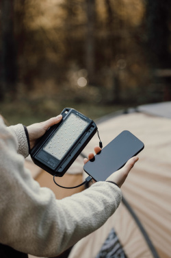 Logotrade biznesa dāvanas foto: Nordic Drift Titan 10.000mAh saules enerģijas lādētājs ar 3 paneļiem